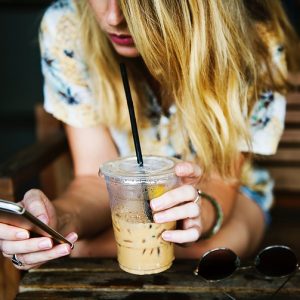 カフェでの女性